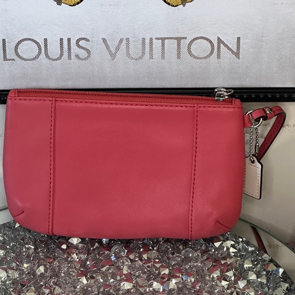 NWT Coach Daisy Leather Medium Wristlet. - Picture 2 of 4